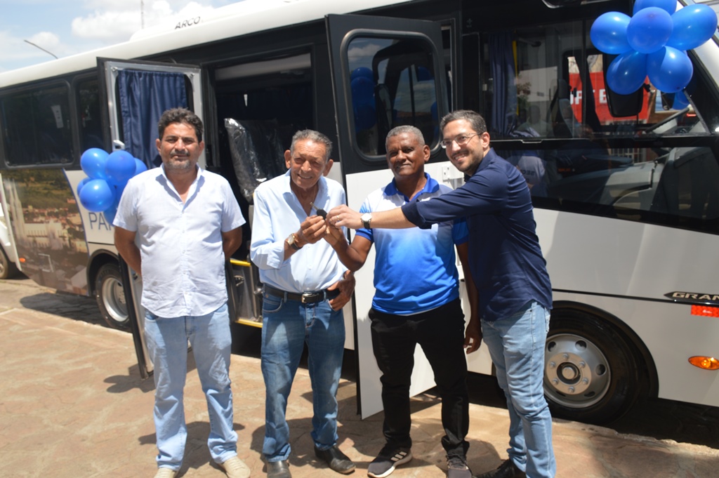 Prefeito de Picos Gil Paraibano entrega novo micro-ônibus para secretaria municipal de Saúde