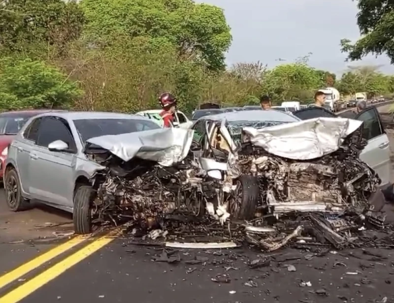 Colisão frontal entre dois carros deixa cinco pessoas feridas na BR-343